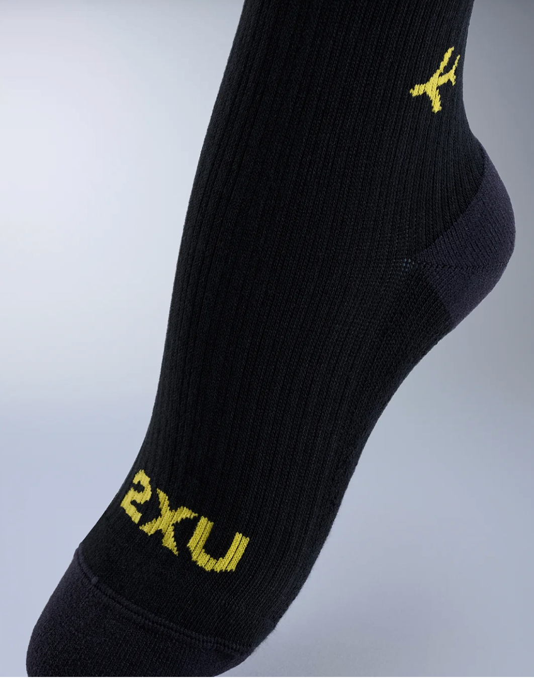 2XU Flight Bamboo Charcoal Compression Socks