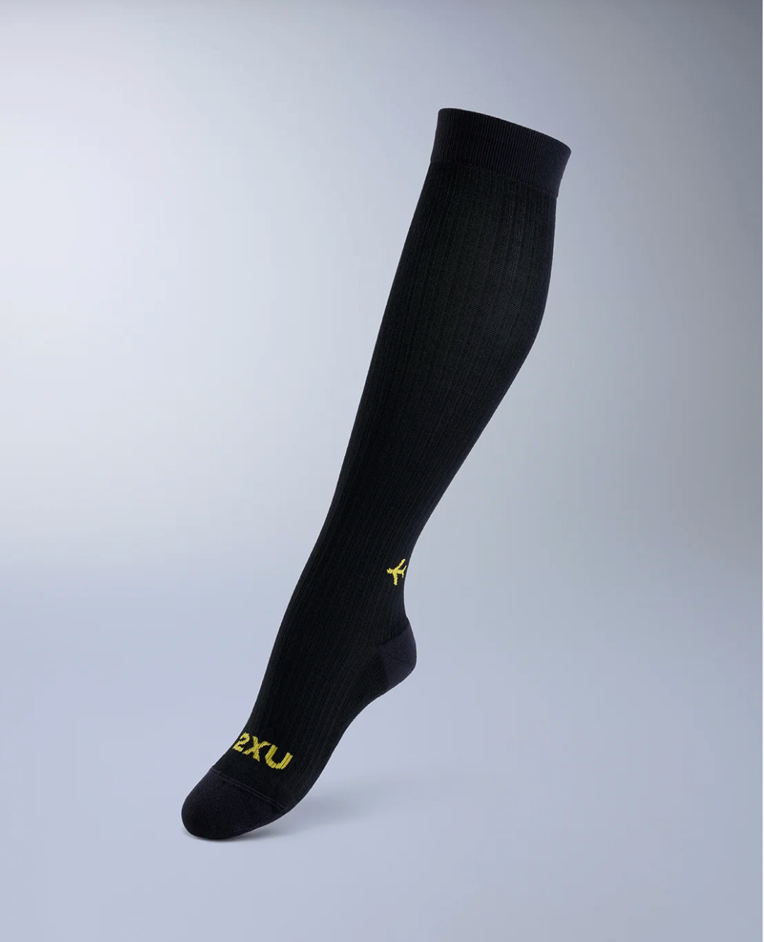 2XU Flight Bamboo Charcoal Compression Socks
