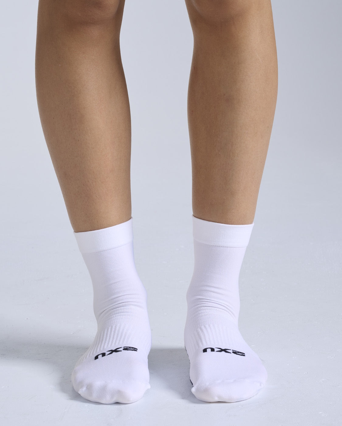 2XU Unisex Performance Crew Grip Socks - White/Black