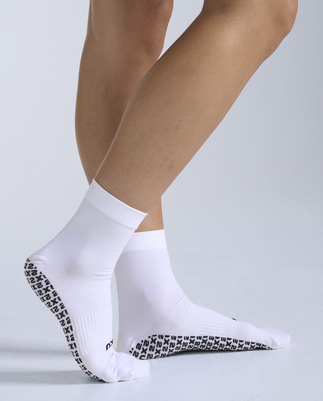 2XU Unisex Performance Crew Grip Socks - White/Black