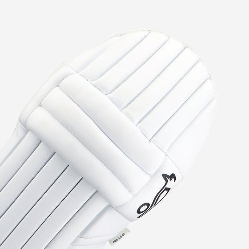 Kookaburra Pro 3.0 slim fit cricket batting pads with padded knee rolls and fastening straps. Close Up