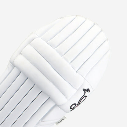 Kookaburra Pro 3.0 slim fit cricket batting pads with padded knee rolls and fastening straps. Close Up