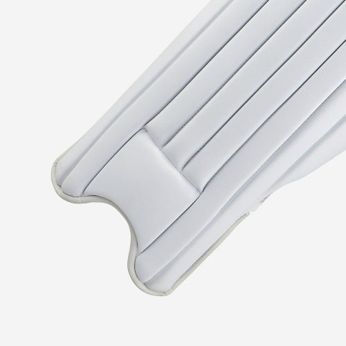 Kookaburra Pro 3.0 slim fit cricket batting pads with padded knee rolls and fastening straps. Close Up